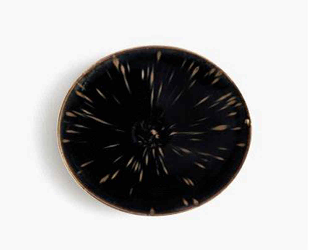 黑釉鷓鴣斑紋斗笠盌，展現(xiàn)在宋代定窯“黑定”的特點(diǎn).jpg