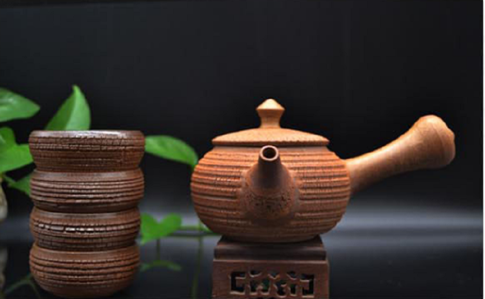 大宋定窯的這款開(kāi)裂壺，隨壺贈(zèng)送四個(gè)精美的開(kāi)裂杯